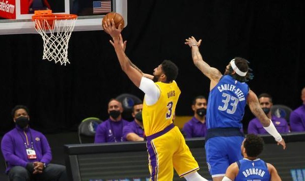  浓眉哥伤愈复出首秀湖人轻取马刺收获开门红