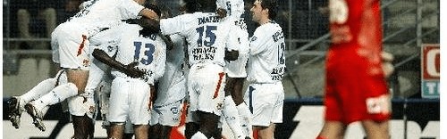  巴黎圣日耳曼主场大胜，里昂遭遇三连败  