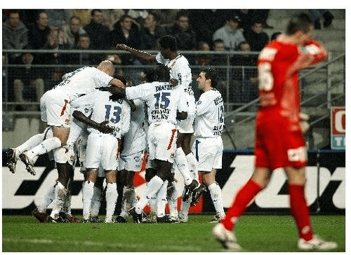  巴黎圣日耳曼主场大胜，里昂遭遇三连败  