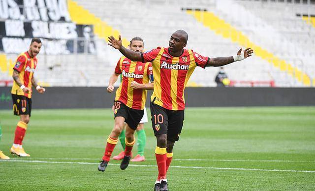  法甲黑马崛起，朗斯连胜跻身前三甲  